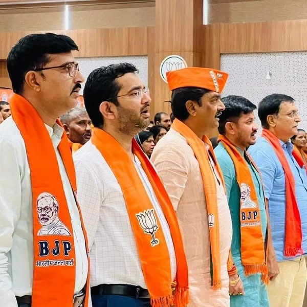સુરેન્દ્રનગર જિલ્લા ભાજપ કાર્યાલય નમો કમલમ ખાતે લોકસભાનાં પ્રભારી ડૉ. અનિલભાઈ પટેલ, જિલ્લા ભાજપનાં અધ્યક્ષશ્રી હિતેન્દ્રસિંહ ચૌહાણ, સંયોજક નિલેશભાઈ શેઠ, મહામંત્રીશ્રી જયેશભાઈ પટેલ અને હાર્દિકભાઈ ટમાલિયાની ઉપસ્થિતિમાં મોરચા તથા સેલની બેઠક યોજાઈ