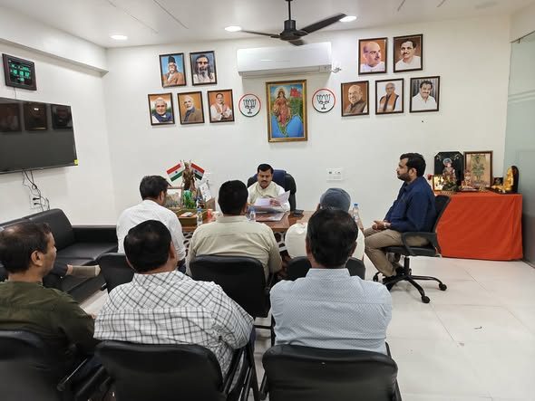 ઝાલાવાડ ફેડરેશનના પ્રતિનિધિ તરીકે મહેતા માર્કેટના વેપારીઓના પ્રશ્નો બાબતે માન. ધારાસભ્ય તથા નાયબ મુખ્યદંડકશ્રી જગદીશભાઈ મકવાણા સાહેબ સાથે વિસ્તૃત ચર્ચા