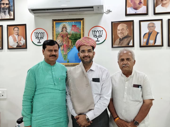 પાવર ફાઈનાન્સ કોર્પોરેશન લી. માં મારી નિમણૂંક બદલ આજે ધારાસભ્ય શ્રી જગદીશભાઈ મકવાણા સાહેબ સાથે મુલાકાત કરી શુભેચ્છાઓ પ્રાપ્ત કરી. આ અવસરે શ્રી મનહરસિંહ રાણાએ પણ શુભેચ્છાઓ પાઠવી.