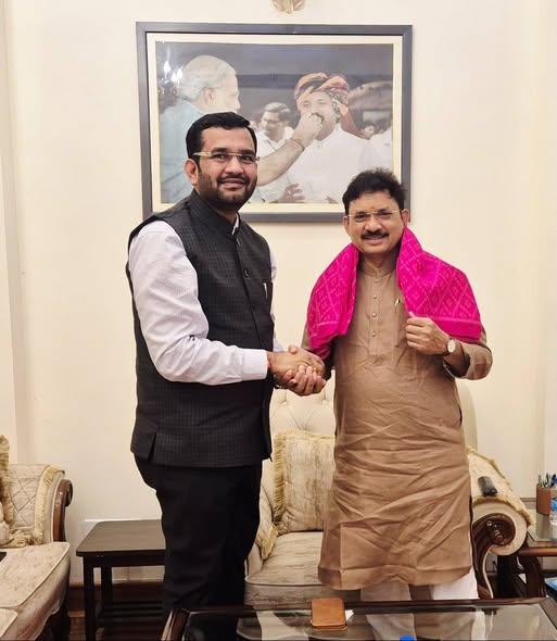 દિલ્હી ખાતે ખેડા લોકસભાના માનનીય સાંસદશ્રી અને પૂર્વ કેન્દ્રીય રાજ્યમંત્રીશ્રી દેવુસિંહજી ચૌહાણ Devusinh Chauhan સાહેબ સાથે થયેલી શુભેચ્છા મુલાકાત આજે અનેક રીતે પ્રેરણાદાયી રહી.