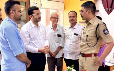 ઝાલાવાડ ફેડરેશન ઓફ ટ્રેડ એન્ડ ઇન્ડસ્ટ્રીઝની ટીમ સાથે આજે સુરેન્દ્રનગરના પોલીસ અધિક્ષકશ્રી પ્રેમસુખ ડેલુ, IPS સાહેબની શુભેચ્છા મુલાકાત કરી, ફેડરેશનની કામગીરી બાબતે ચર્ચા કરી હતી